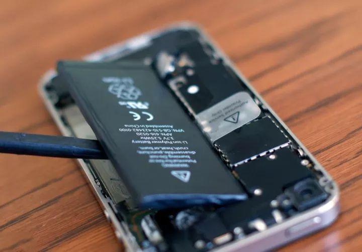 iphone8换电池要多少钱(换原装还是第三方电池好)