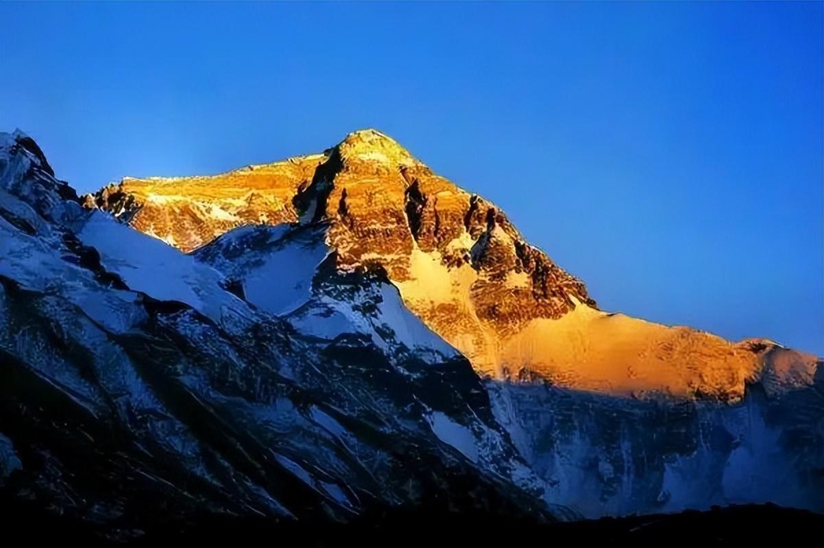 珠穆朗玛峰在哪个国家(一半在中国&一半在尼泊尔)