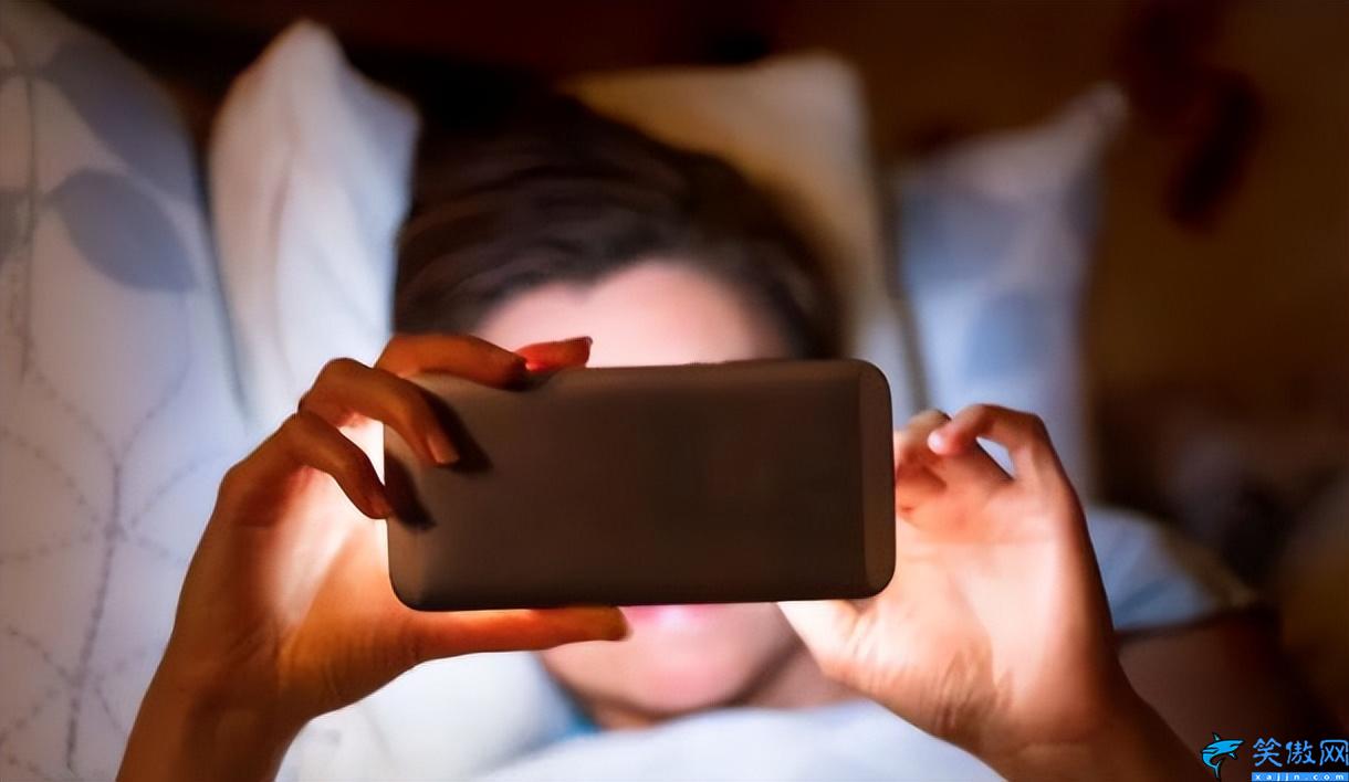 长期睡前玩手机的危害(长期睡前玩手机对身体的影响)