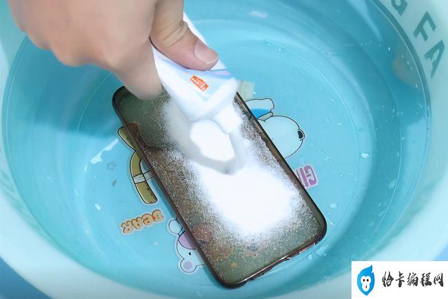 怎样清洗软的手机壳更干净(纯白手机壳脏了怎么洗掉)