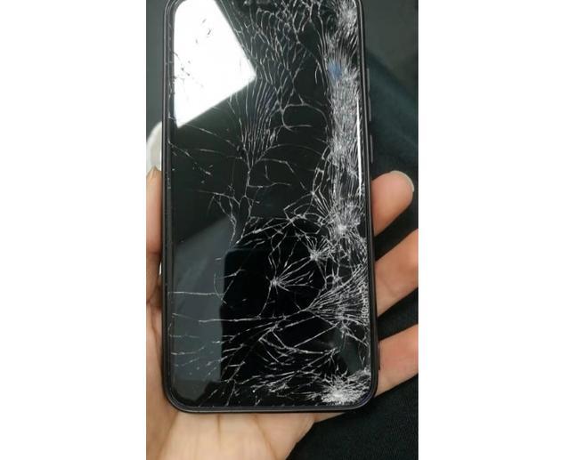 只碎了手机外屏有必要换吗(手机屏幕损坏维修方法)