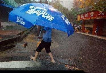 一文教你下雨天打伞的正确姿势(打雨伞的正确姿势图片)
