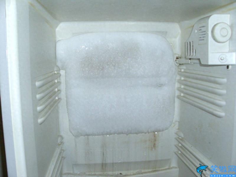 美的冰箱冷藏室结冰怎么解决(冰箱冷藏室结冰的处理方法)