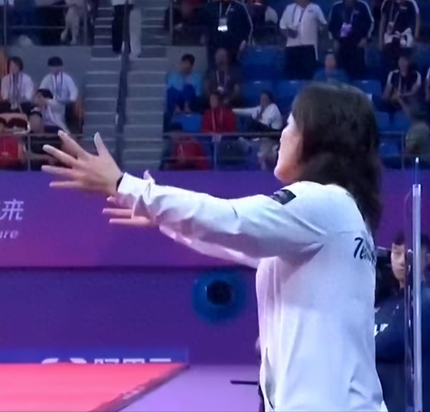 热搜第一！韩国女选手怒扇对手耳光被罚下，亚运最脏动作还抗议?