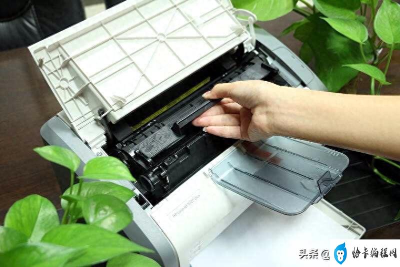 激光打印机硒鼓怎么加碳粉(打印机更换硒鼓与加粉步骤)