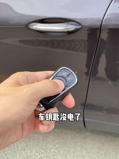 汽车钥匙电池更换视频(卡罗拉钥匙改装后怎么换电池)