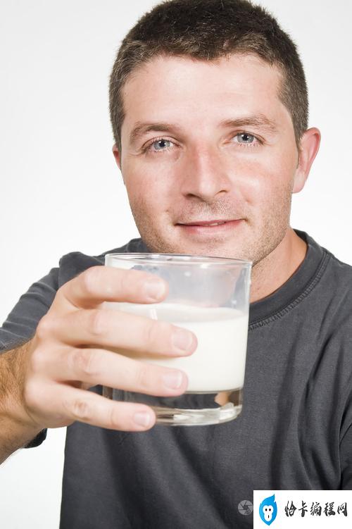 男人为什么喜欢喝奶(男人喜欢喝奶的原因及好处)