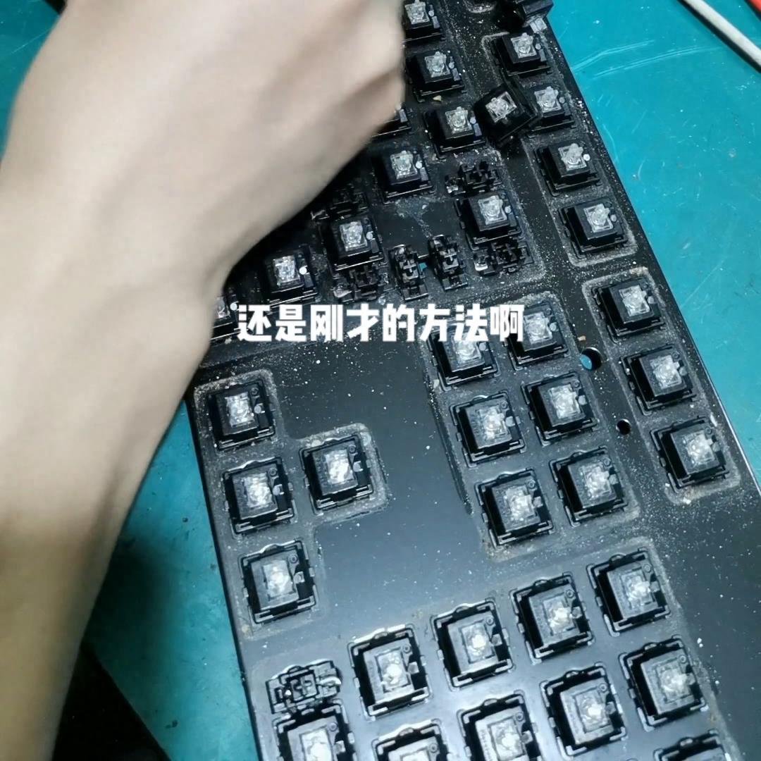 笔记本电脑机械键盘清理(机械键盘清理最简单的方法)