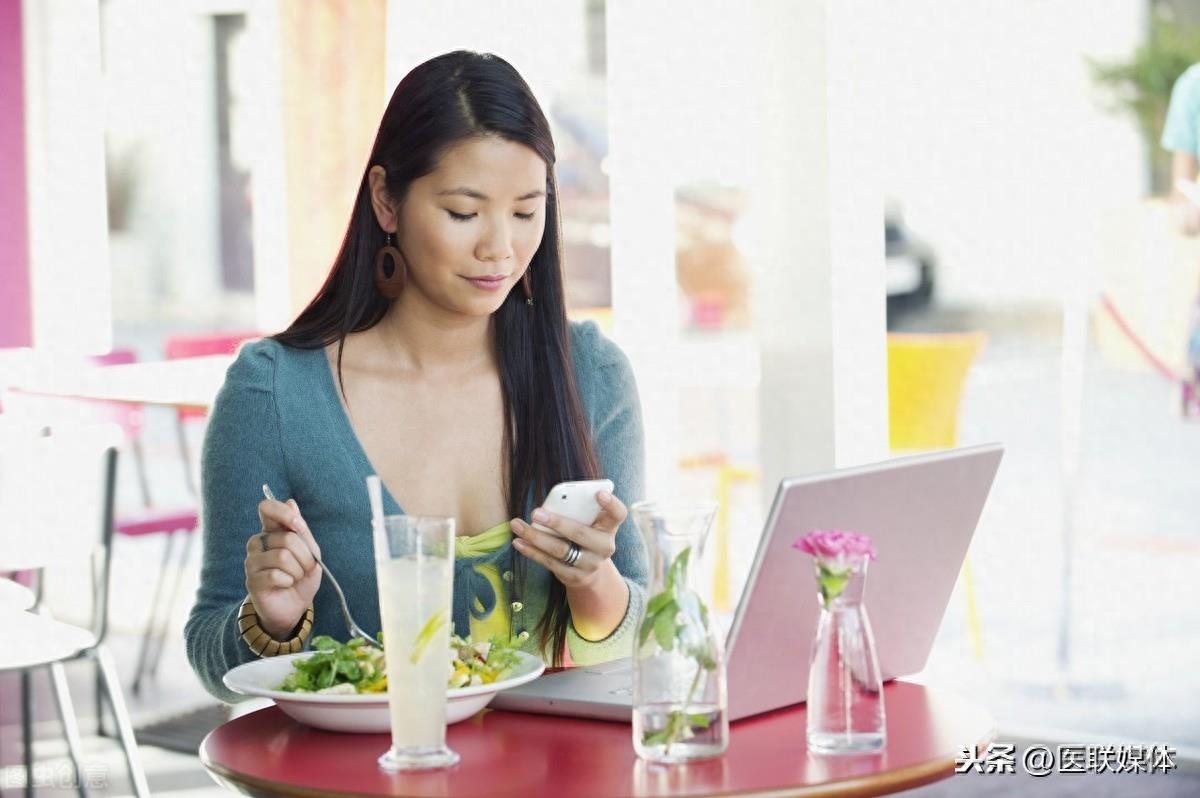 吃饭时总玩手机的危害与影响(吃饭看手机对胃不好是真的吗)
