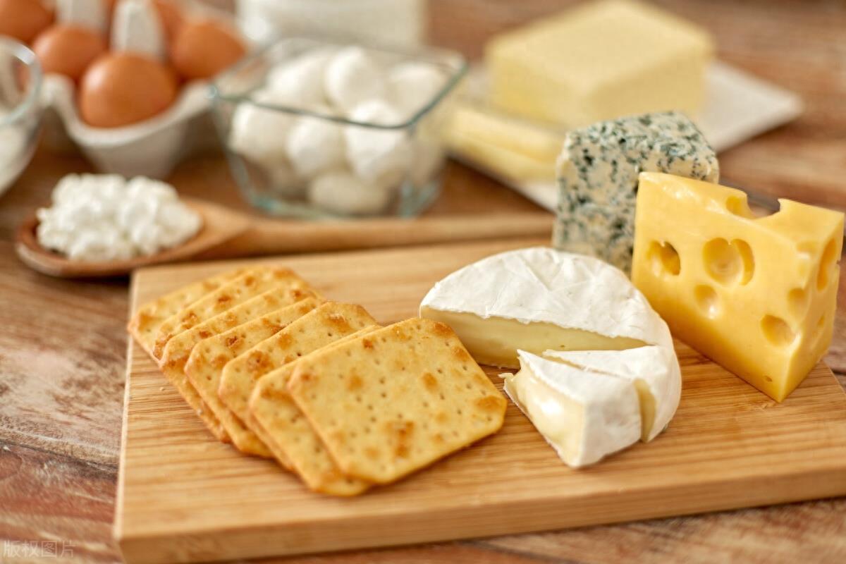 奶酪和芝士的区别在哪里(奶酪和芝士有什么区别)