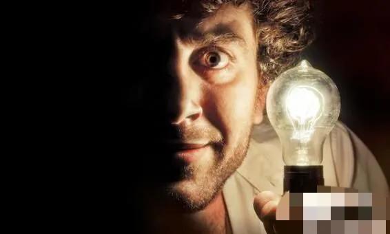 第一个发明灯泡的人是谁？是爱迪生吗？
