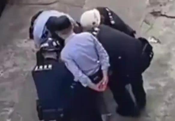 警方回应男子被制伏后遭故意踩踏
