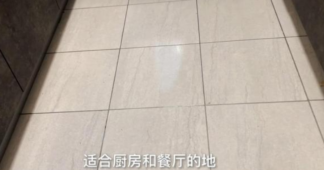 瓷砖油腻用什么清洗干净不留水印(厨房地板砖油污去除妙招)