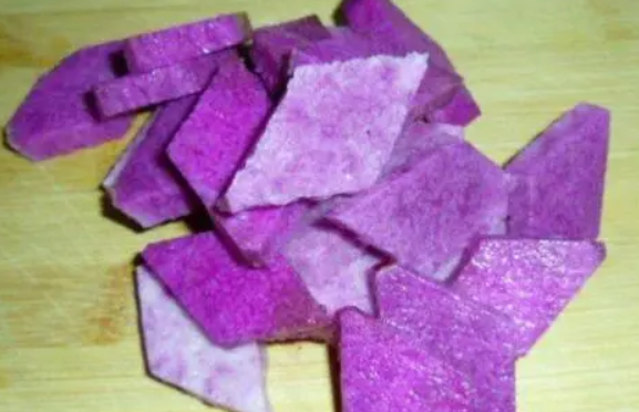 山药削皮后有淡紫色能吃吗有毒吗？如何判断是否能吃？