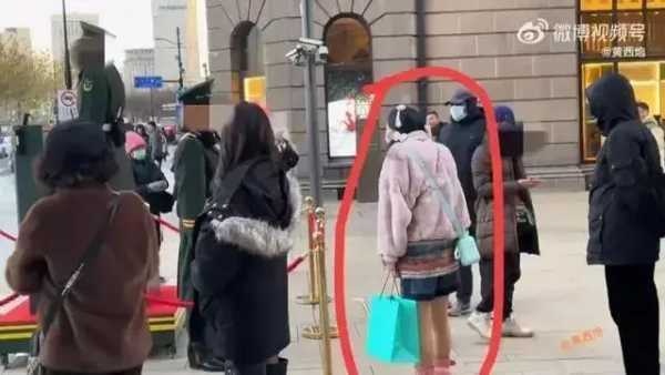 上海街头女子骚扰站岗哨兵
