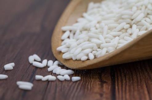 糯米和大米的区别(食材知识：比较糯米和大米的特点与用途)