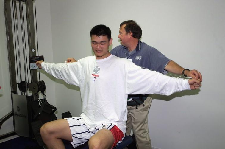 中国人臂展和身高的比大约是多少，多少比较适合打篮球？