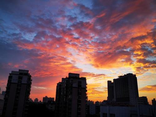 朝霞是早上还是晚上的意思(夕阳是日出还是日落)