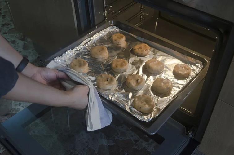 烤箱锡纸的正确使用方法(烤箱用锡纸哪面接触食物)