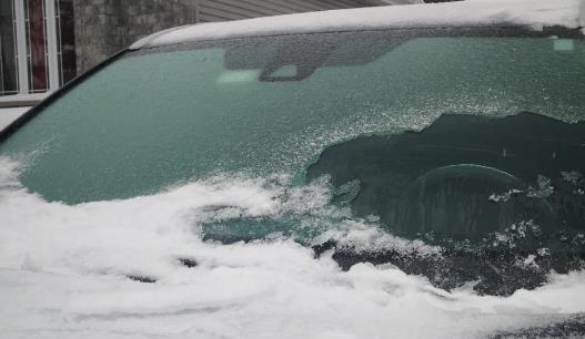 冬天下冻雨对车漆有影响吗(冬天下冻雨对车的危害)