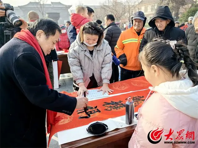 年产值上亿的春联村背后，山东单县北城街道举办手写春联送祝福活动牌坊广场