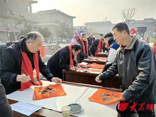 年产值上亿的春联村背后，山东单县北城街道举办手写春联送祝福活动牌坊广场