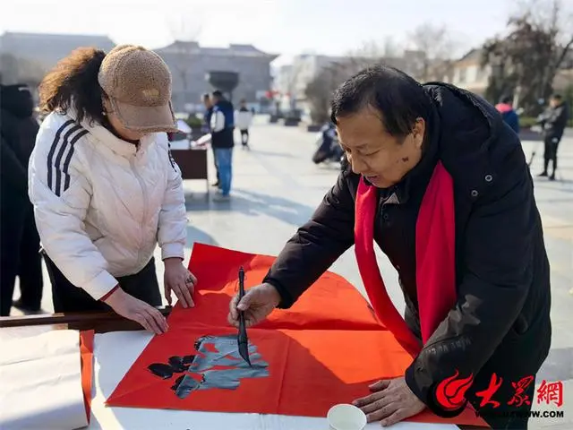 年产值上亿的春联村背后，山东单县北城街道举办手写春联送祝福活动牌坊广场