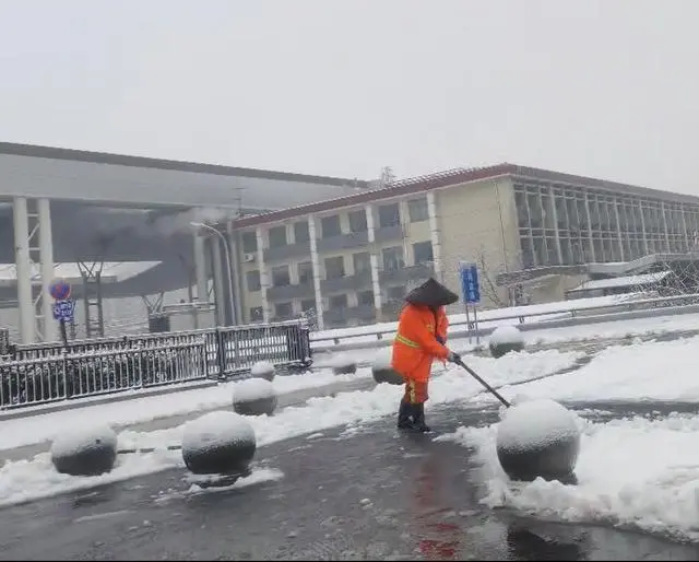 记者实探冰冻雨雪天的武汉站，快讯：武汉雨雪天气持续积雪厚度6.7厘米
