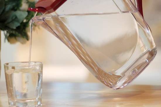 塑料水杯闷了水发臭后还能用吗，怎么快速解决
