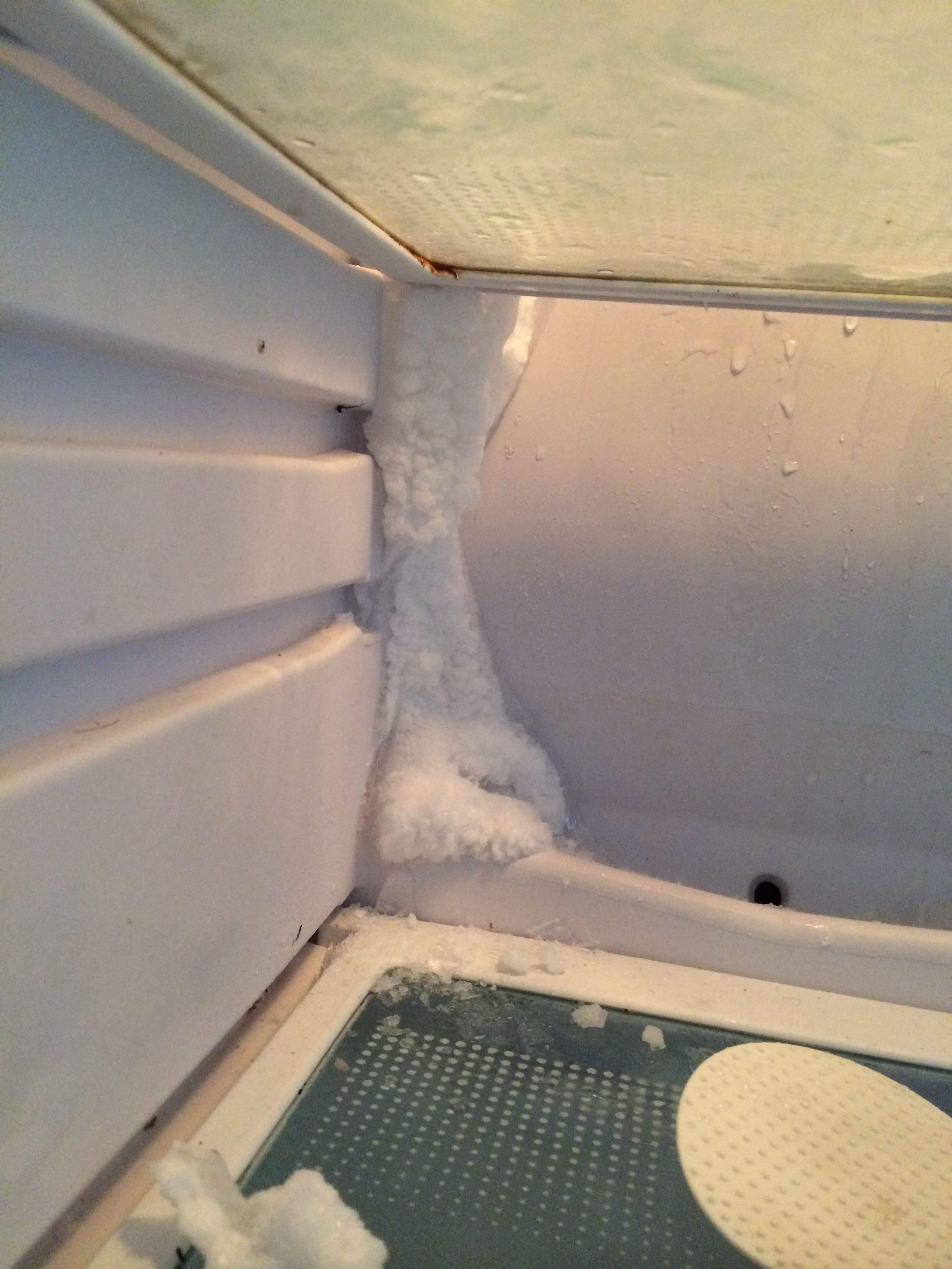 美的容声无霜冰箱冷藏室结冰怎么解决(处理冰箱结冰的方法排水孔)