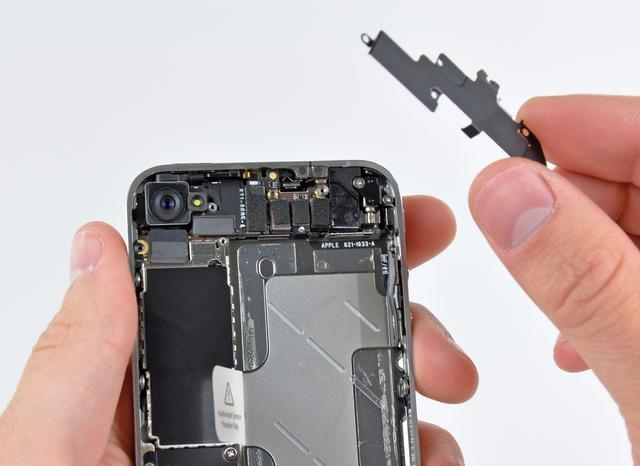 iphone4拆解屏幕教程图解(40秒iphone底部螺丝取出教程)