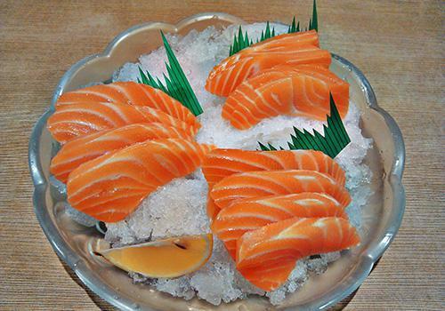 生吃三文鱼什么味道和口感?三文鱼生吃还是熟吃好?
