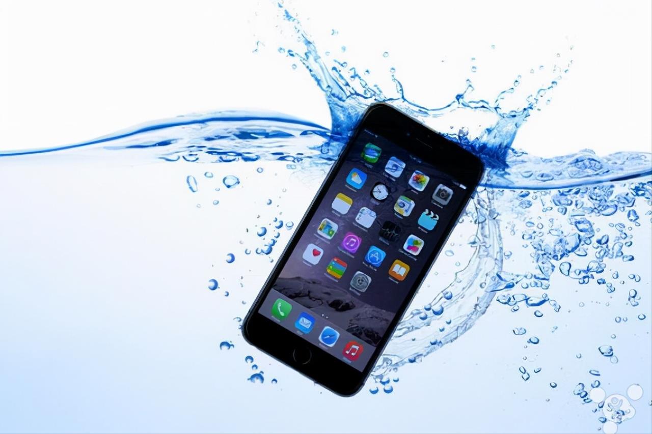 手机屏幕进水了之后有水印怎么办？手机进水的处理方法