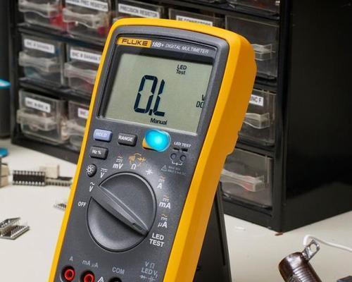 使用万用表测电压的方法与注意事项（简单易懂的测量电压技巧）