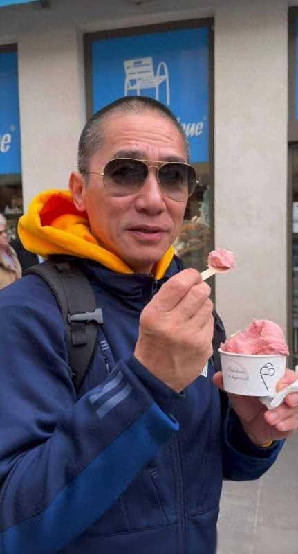 刘嘉玲拍梁朝伟吃冰淇淋