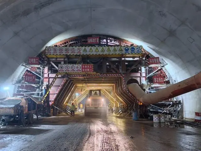 s12梅龙高速发生事故 公路交通中断,汕梅高速改扩建项目首座隧道汤坑隧道顺利贯通