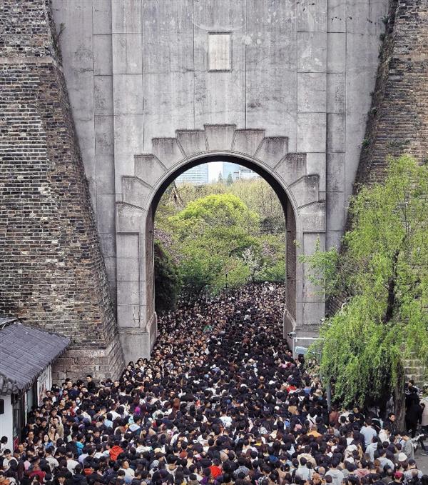 五一各大景区人挤人！这份安全旅行攻略请收好