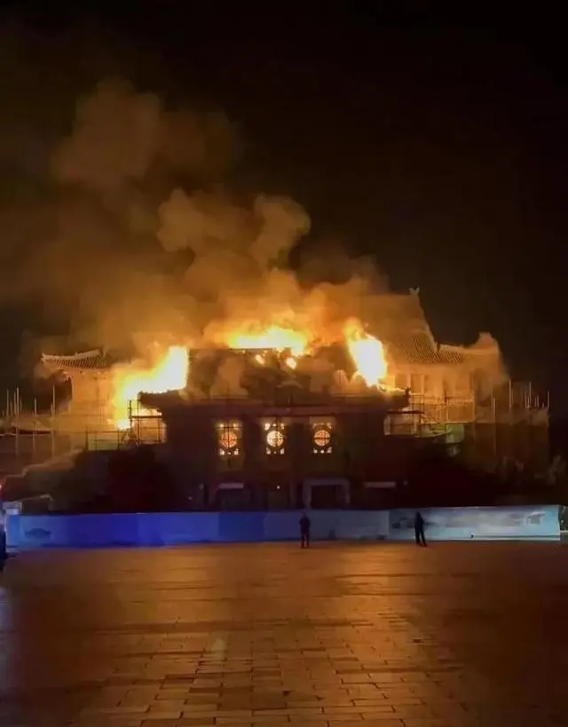 河南省文物局调查河大礼堂着火,河南大学明伦校区一建筑房顶着火无人员伤亡