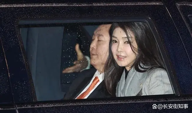 韩调查"第一夫人"收受名牌包事件,韩国第一夫人金建希不见踪影引发热议