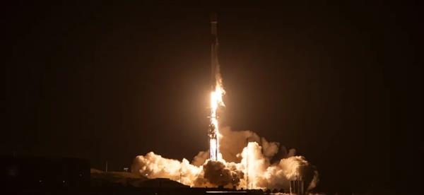 SpaceX再发射13颗可直连手机的星链卫星：每颗重达875公斤