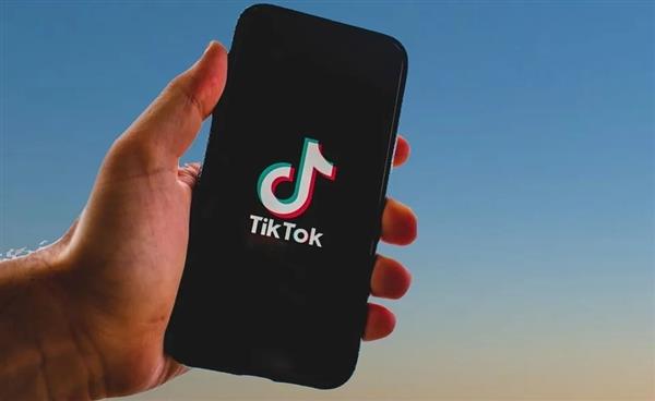 不怕被骗了！TikTok成为全球首个自动标记AI生成内容的社交媒体平台