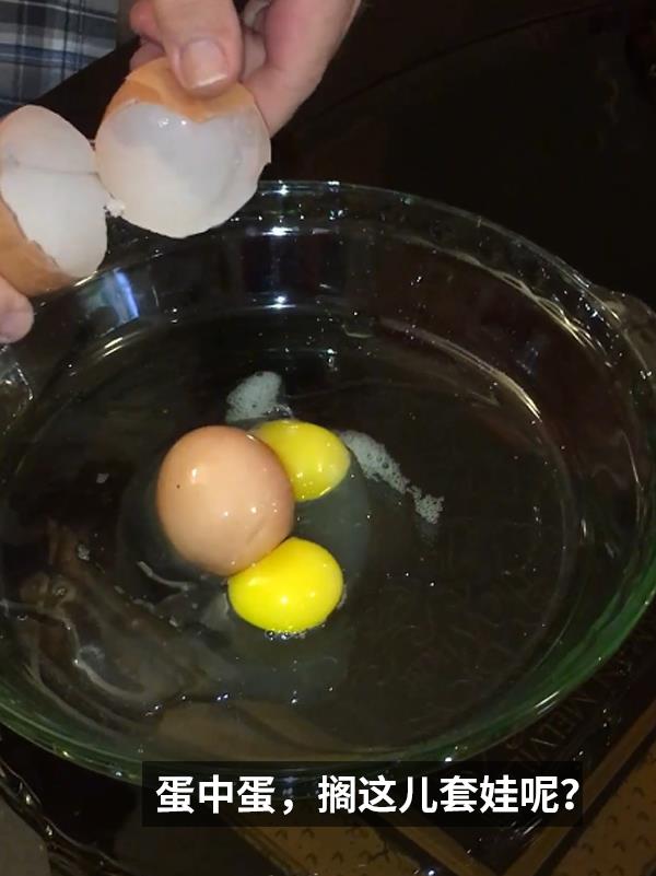 网友敲开超巨型鸡蛋：发现里面不仅有两个蛋黄！