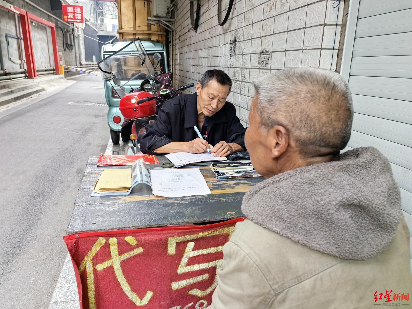 老人在县城代写书信35年 第一个月兼职收入比工资还高