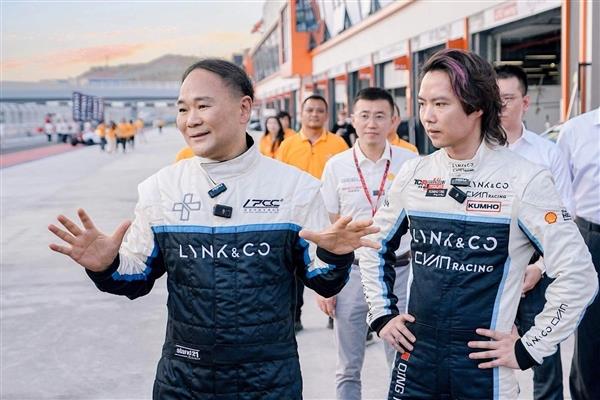 吉利李书福拜师中国首位F1车手马青骅学赛车 驾驶领克性能车下赛道