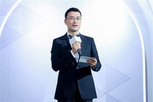 HUAWEIPura70锐意风尚之夜登陆上海：何刚诠释“锐意向前”品牌精神