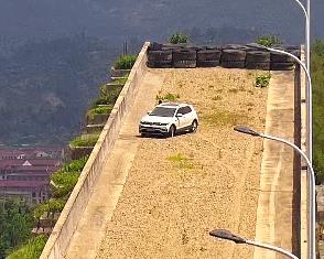 离谱：男子高速开SUV冲上避险车道顶端 只为看个风景