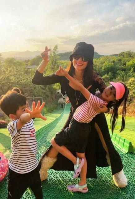 章子怡陪儿女过六一儿童节，引发网友热议