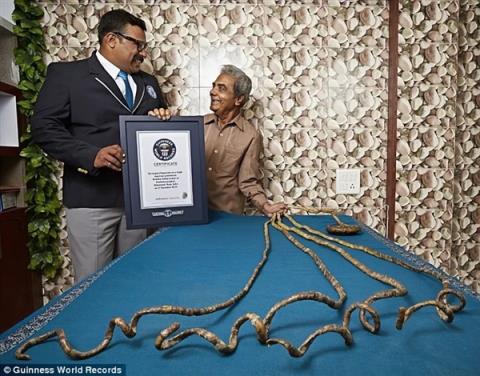 留了66年、总长度超9米！印度大爷总算将破世界纪录的指甲剪了