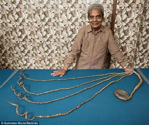 留了66年、总长度超9米！印度大爷总算将破世界纪录的指甲剪了