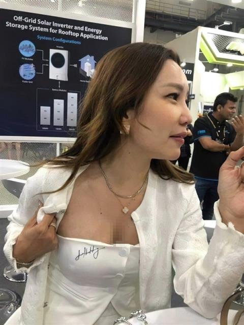黄仁勋在女粉丝胸前衣服上签名引热议网友：和英伟达股票一样疯狂